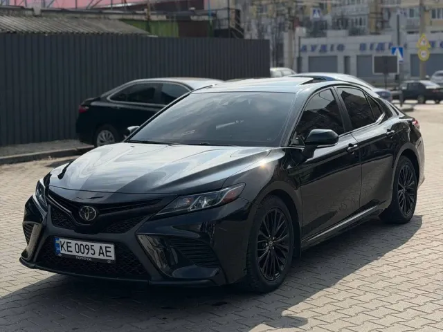 Toyota Camry - фото 1