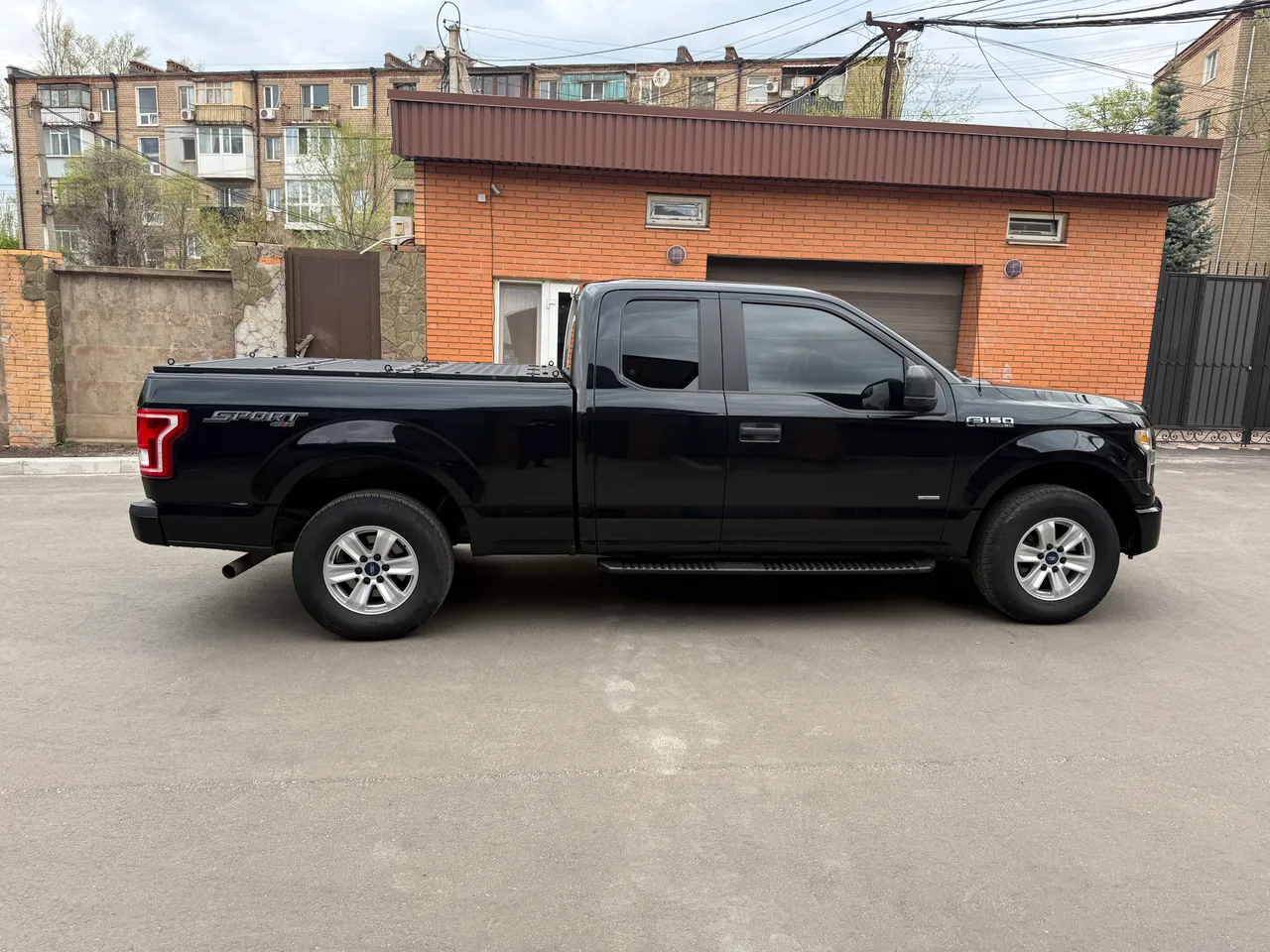 Ford F-150 - фото 1