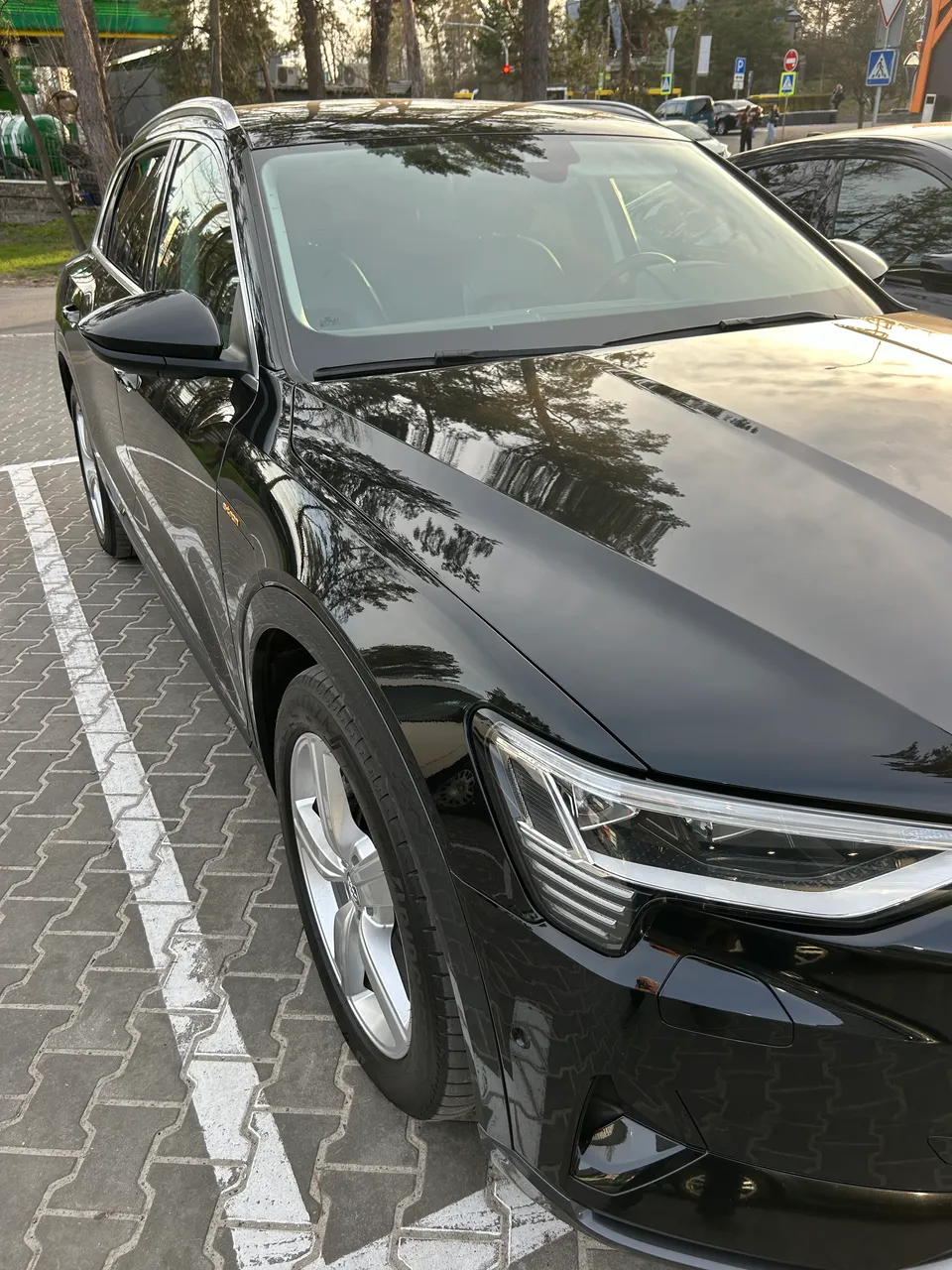 Audi e-tron - фото 1