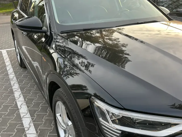 Audi e-tron - фото 1