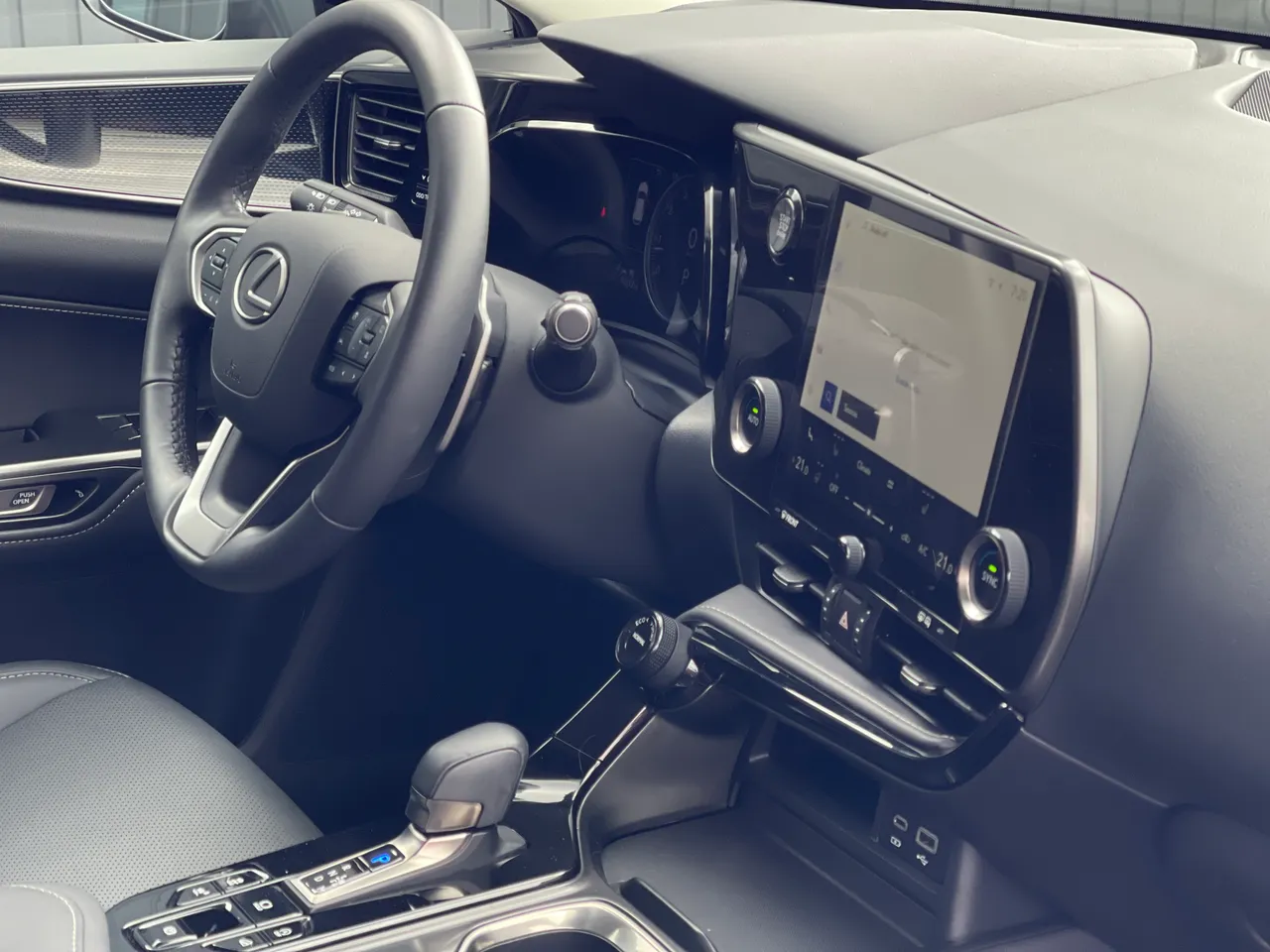 Lexus NX - фото 13