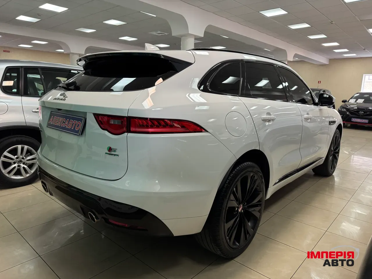 Jaguar F-Pace - фото 6