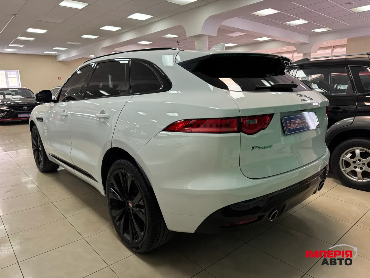 Jaguar F-Pace - фото 4