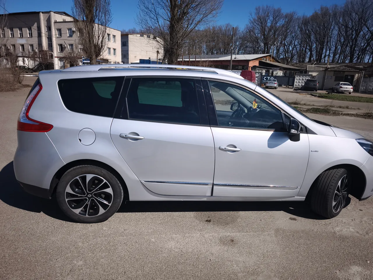 Renault Scenic - фото 7