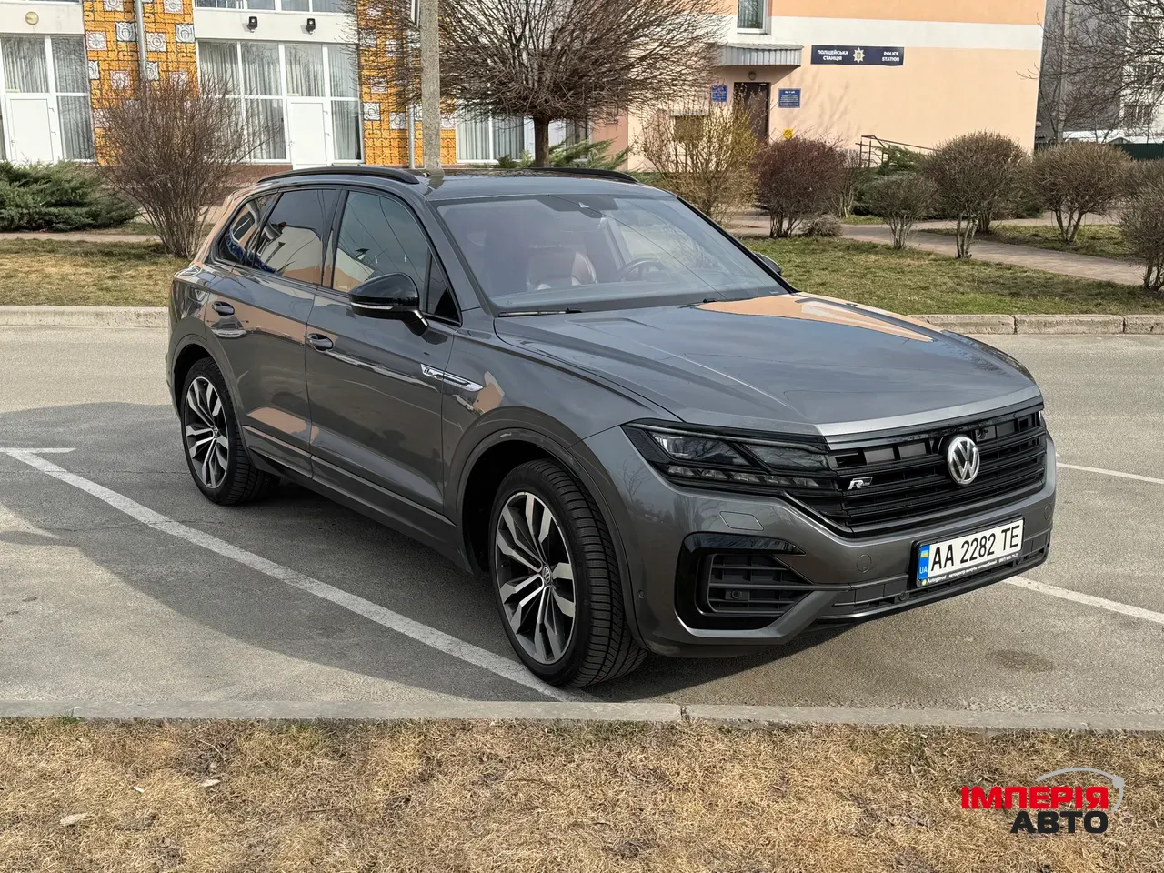 Volkswagen Touareg - фото 8