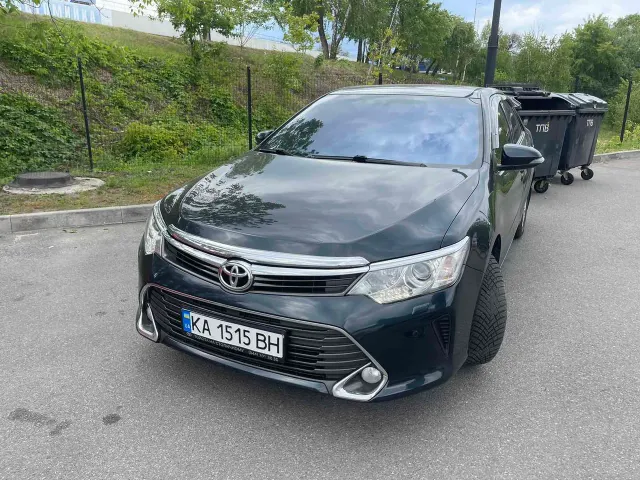 Toyota Camry - фото 1