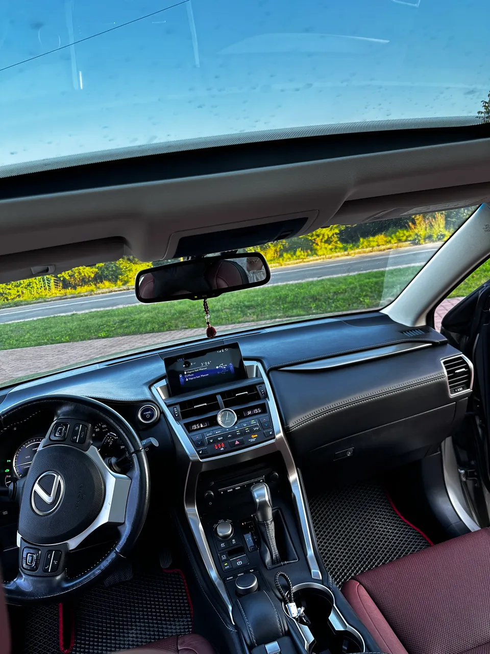 Lexus NX - фото 12