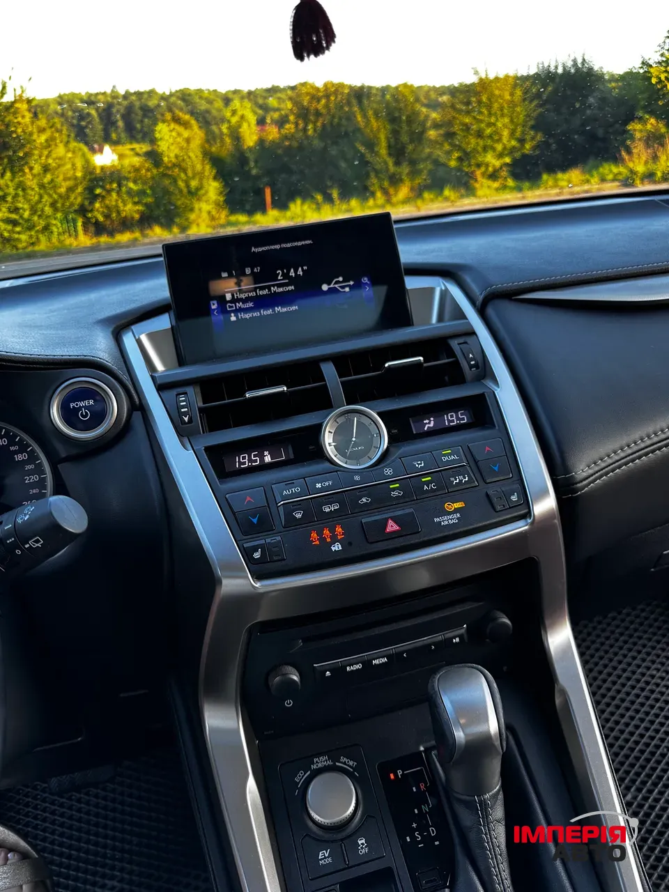 Lexus NX - фото 11