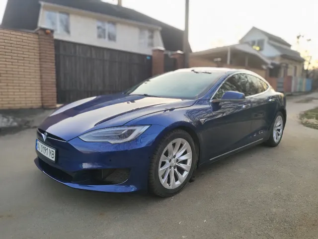 Tesla Model S - фото 1