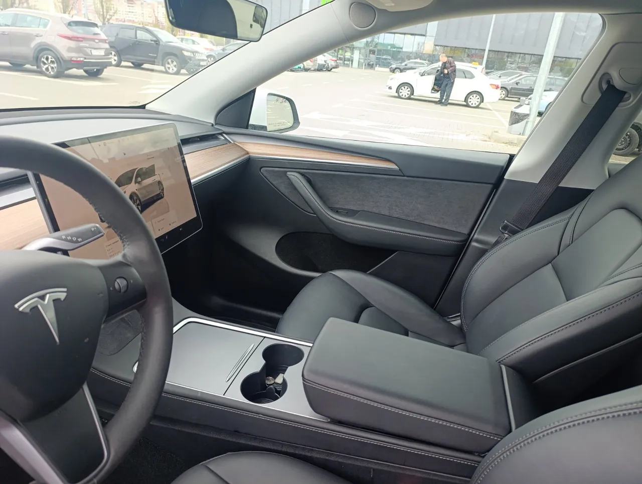 Tesla Model Y - фото 9