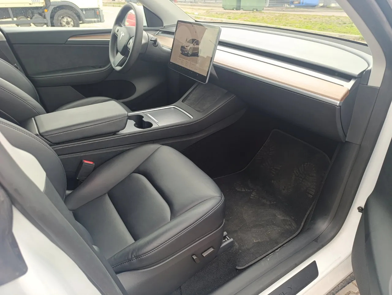 Tesla Model Y - фото 7