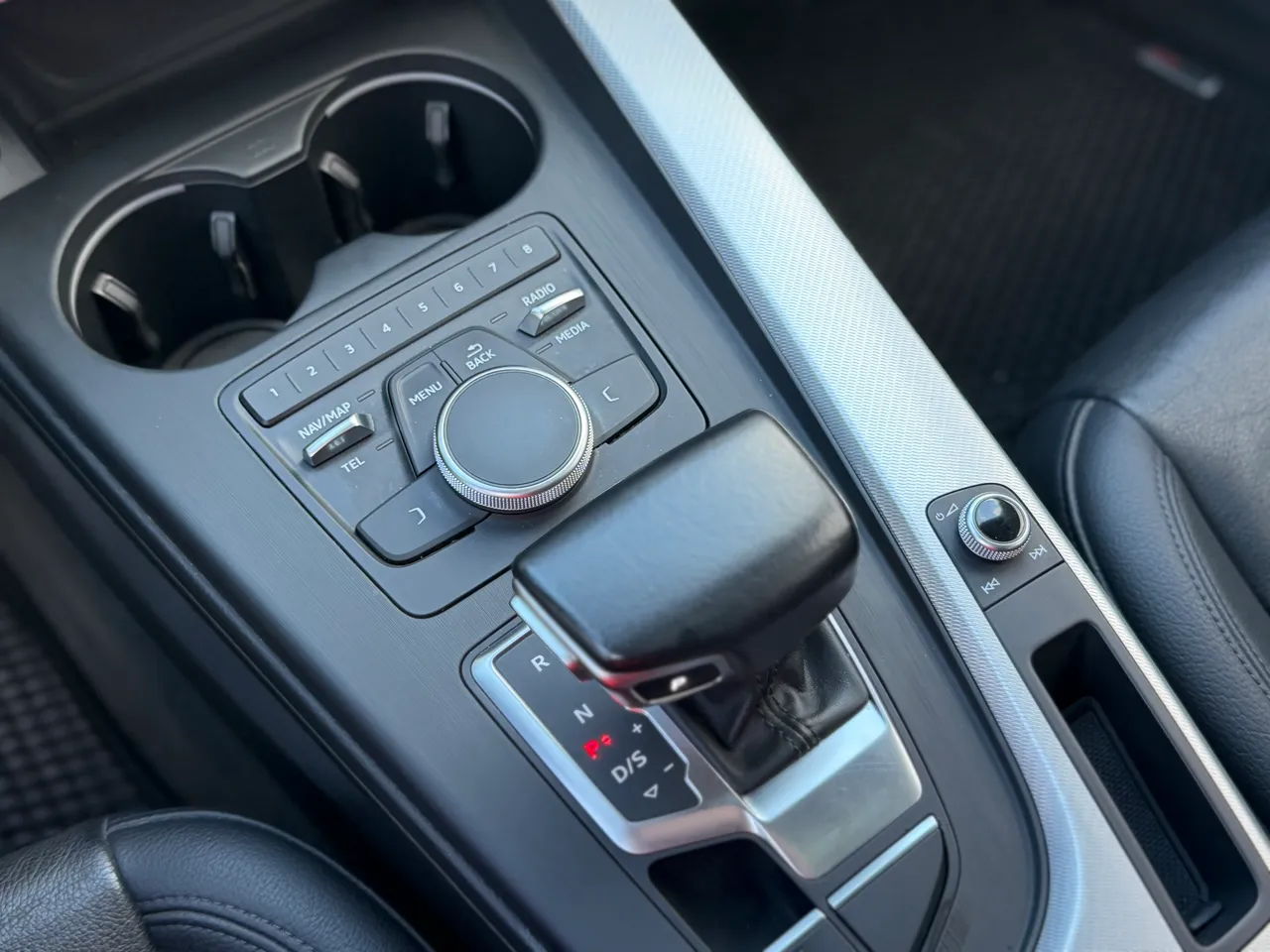 Audi A4 - фото 12