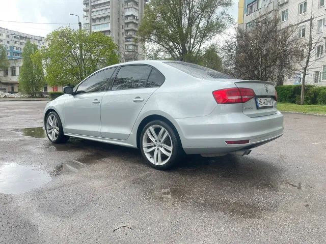Volkswagen Jetta - фото 2