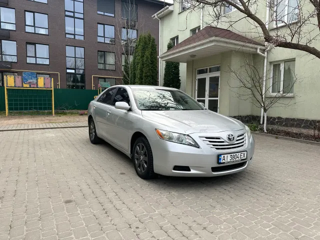 Toyota Camry - фото 1