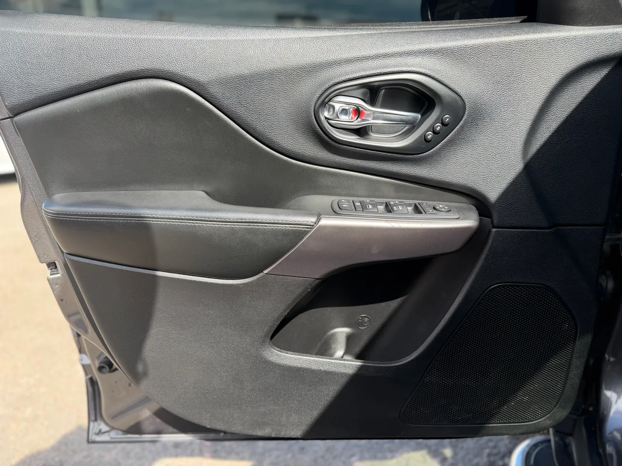 Jeep Cherokee - фото 3