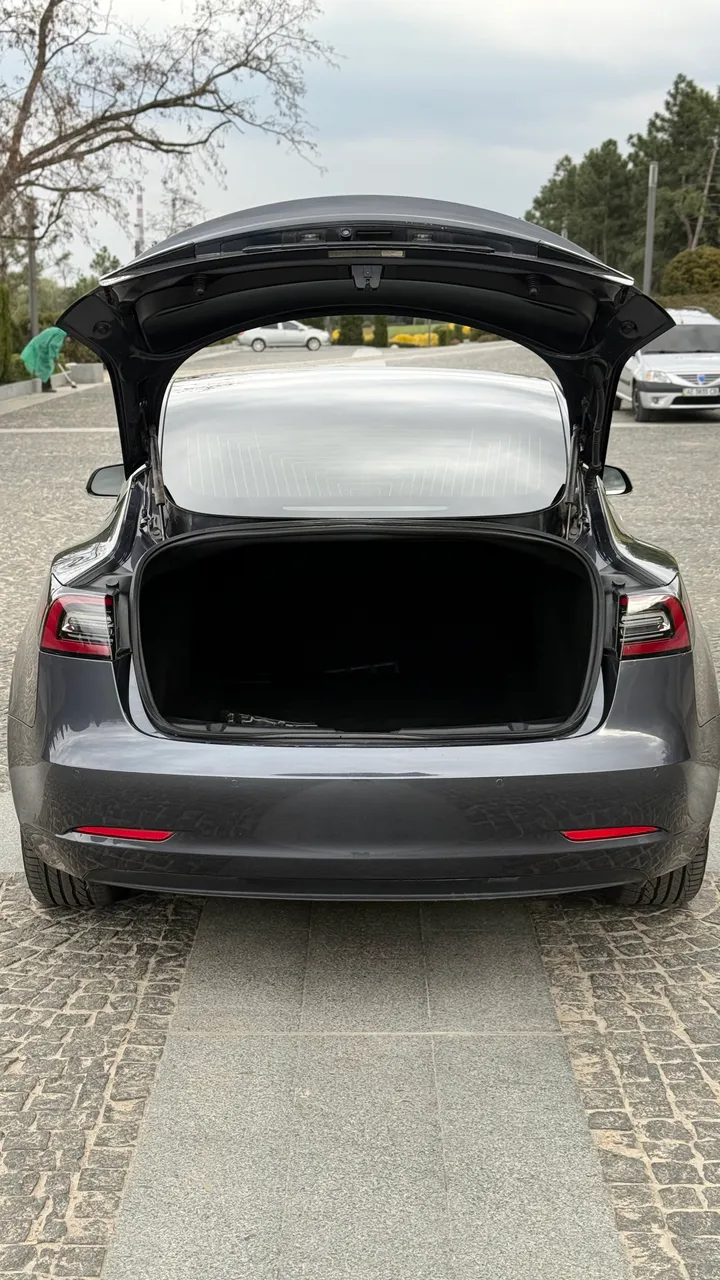 Tesla Model 3 - фото 12