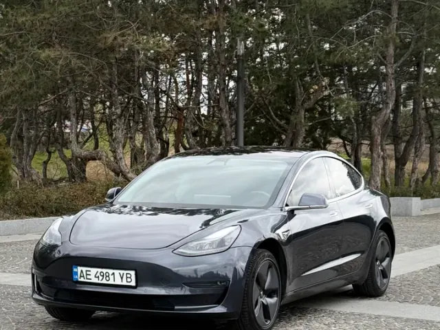 Tesla Model 3 - фото 1