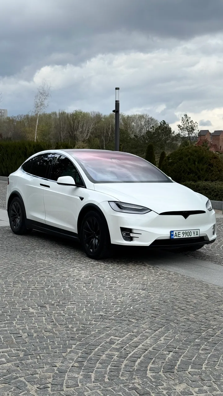 Tesla Model X - фото 1