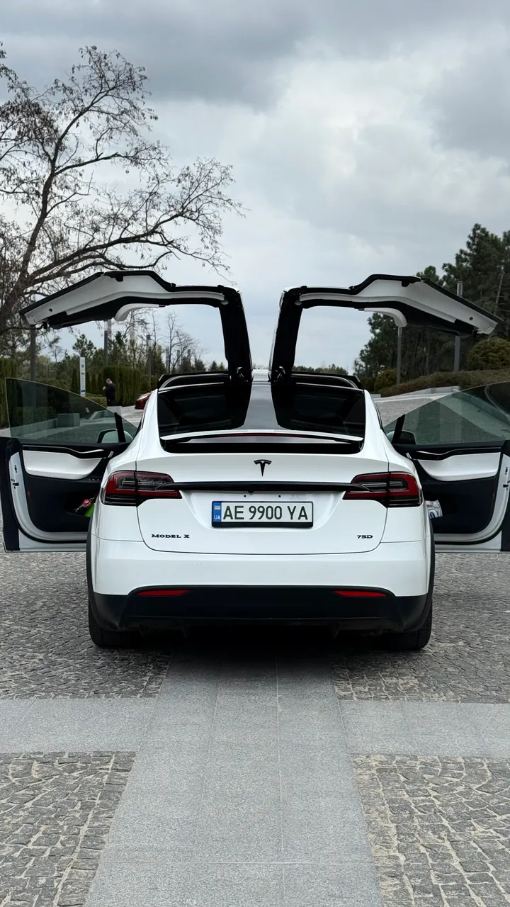 Tesla Model X - фото 15