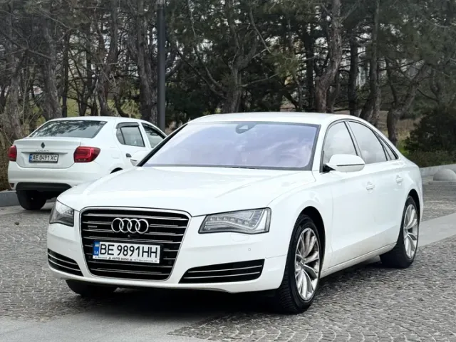 Audi A8 - фото 1