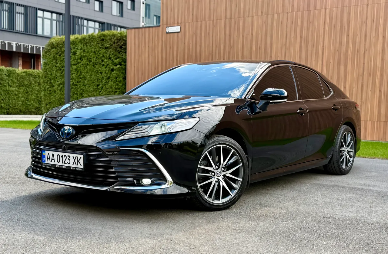 Toyota Camry - фото 1