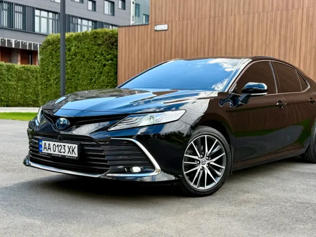 Toyota Camry - фото 1