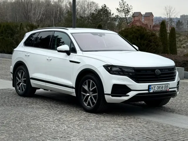Volkswagen Touareg - фото 1