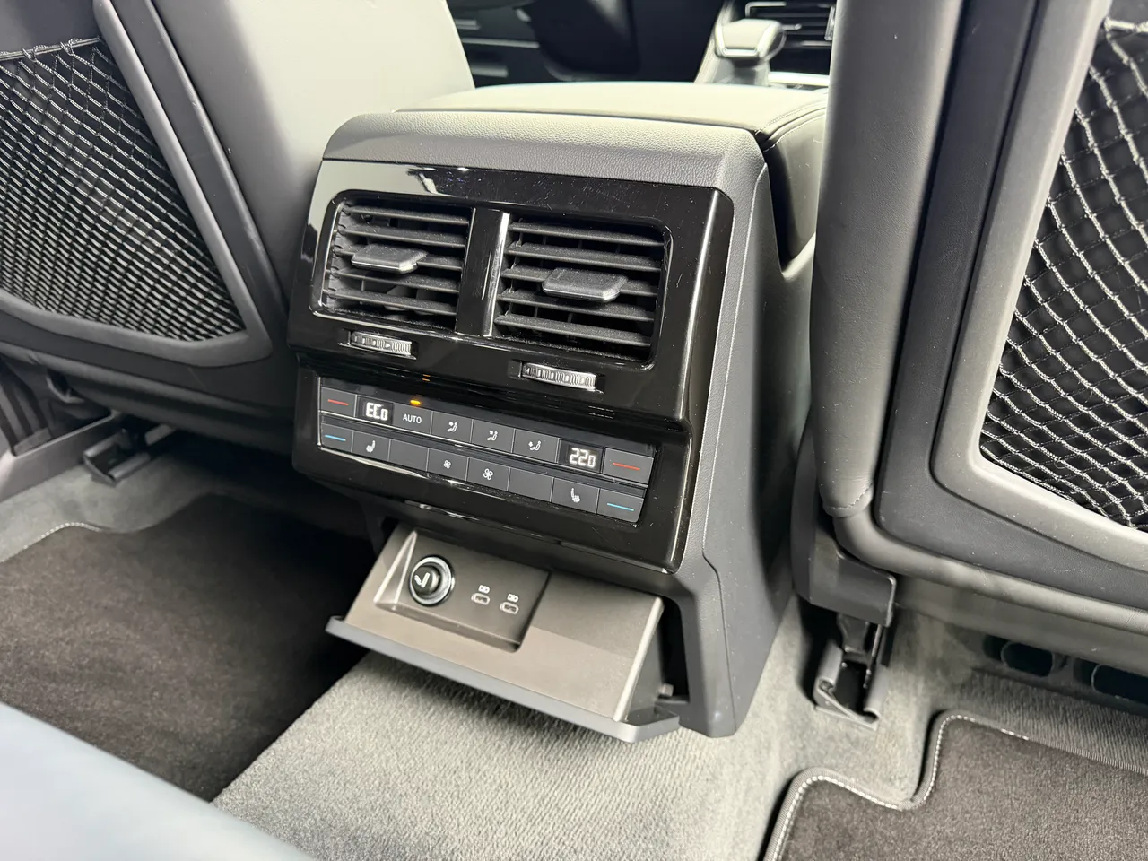 Volkswagen Touareg - фото 18