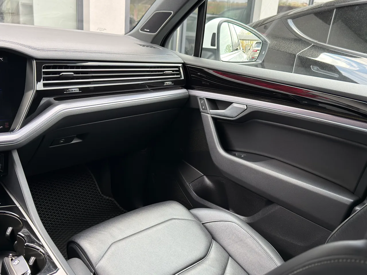 Volkswagen Touareg - фото 14
