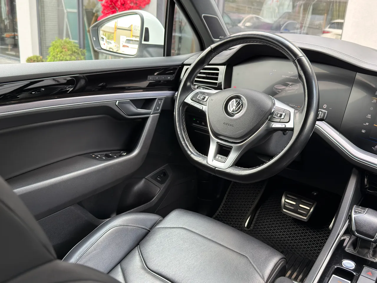 Volkswagen Touareg - фото 13