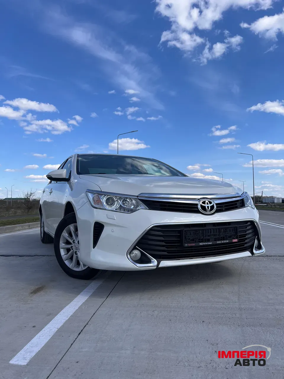 Toyota Camry - фото 1