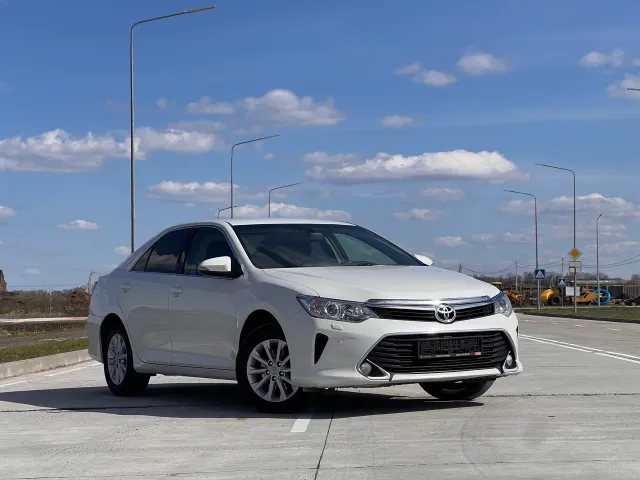 Toyota Camry - фото 2