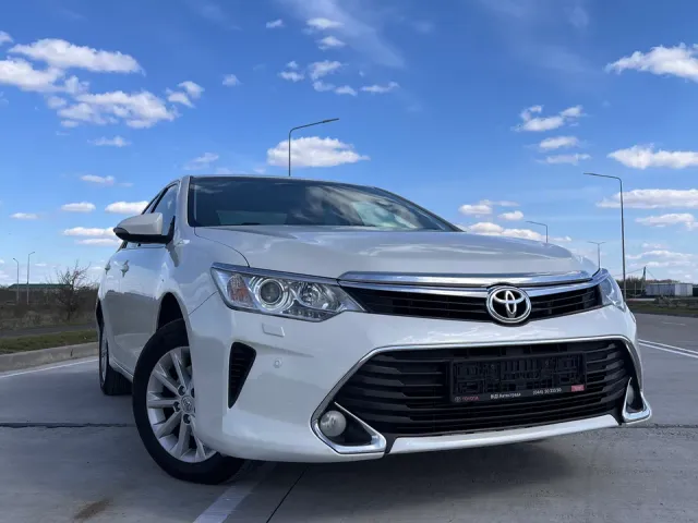Toyota Camry - фото 1