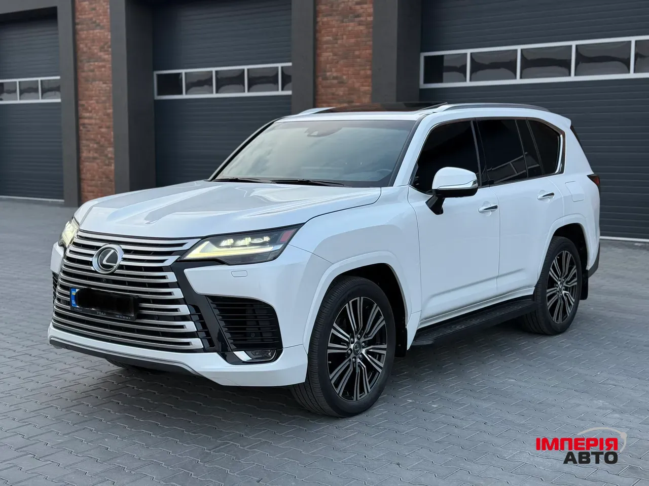 Lexus LX - фото 1