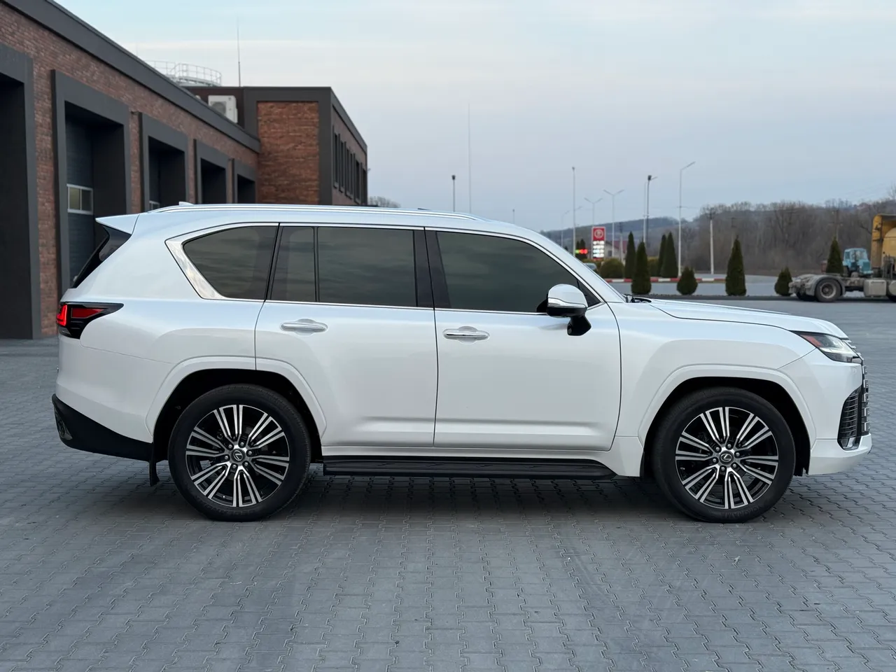 Lexus LX - фото 8