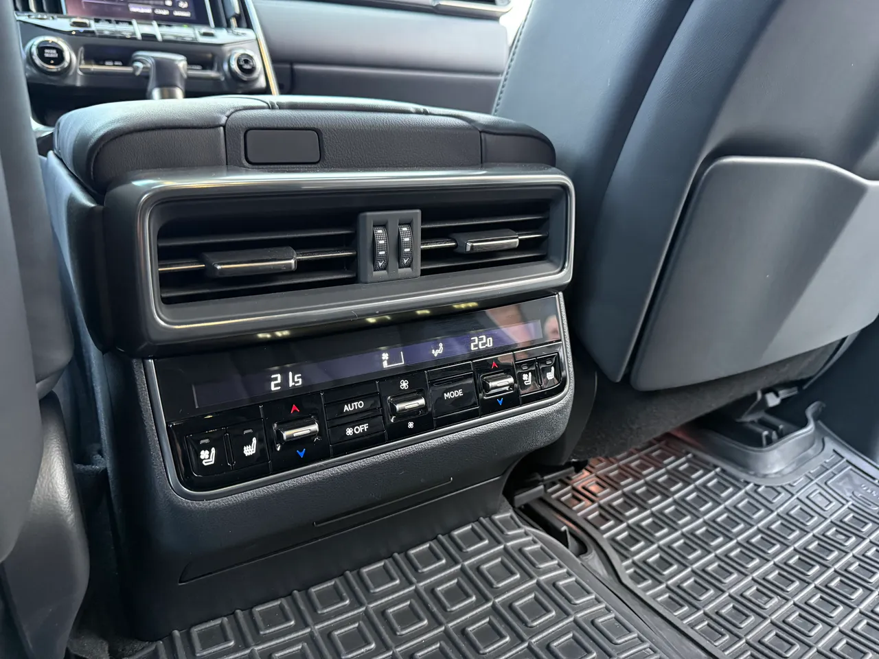 Lexus LX - фото 30