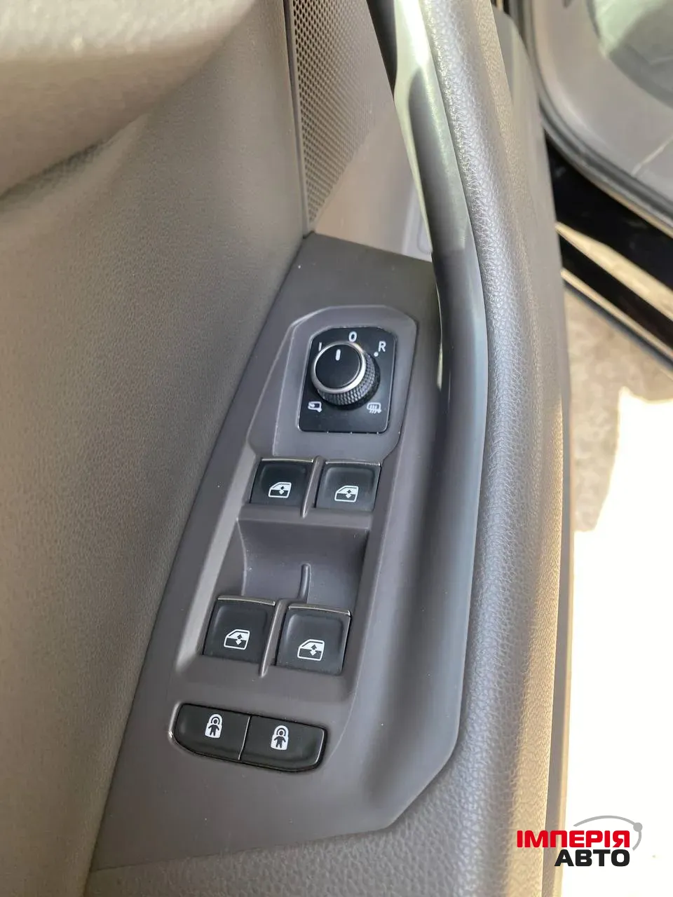 Volkswagen Touareg - фото 11