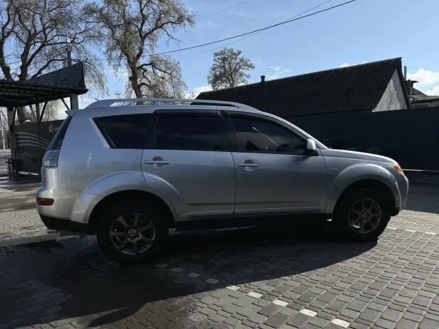 Mitsubishi Outlander - фото 3