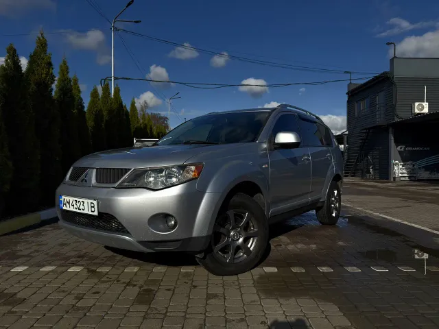 Mitsubishi Outlander - фото 1
