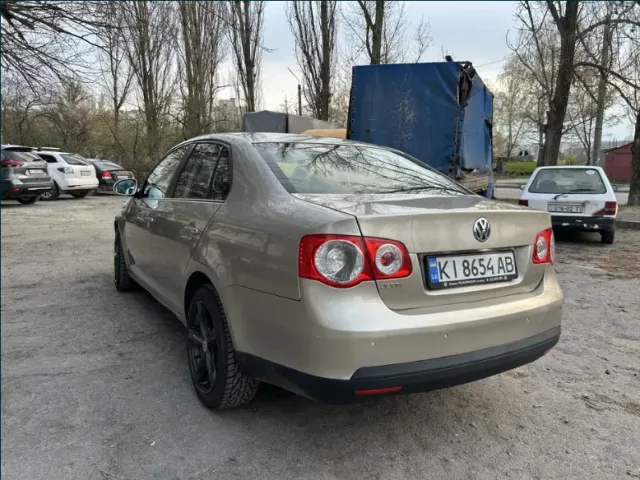 Volkswagen Jetta - фото 1