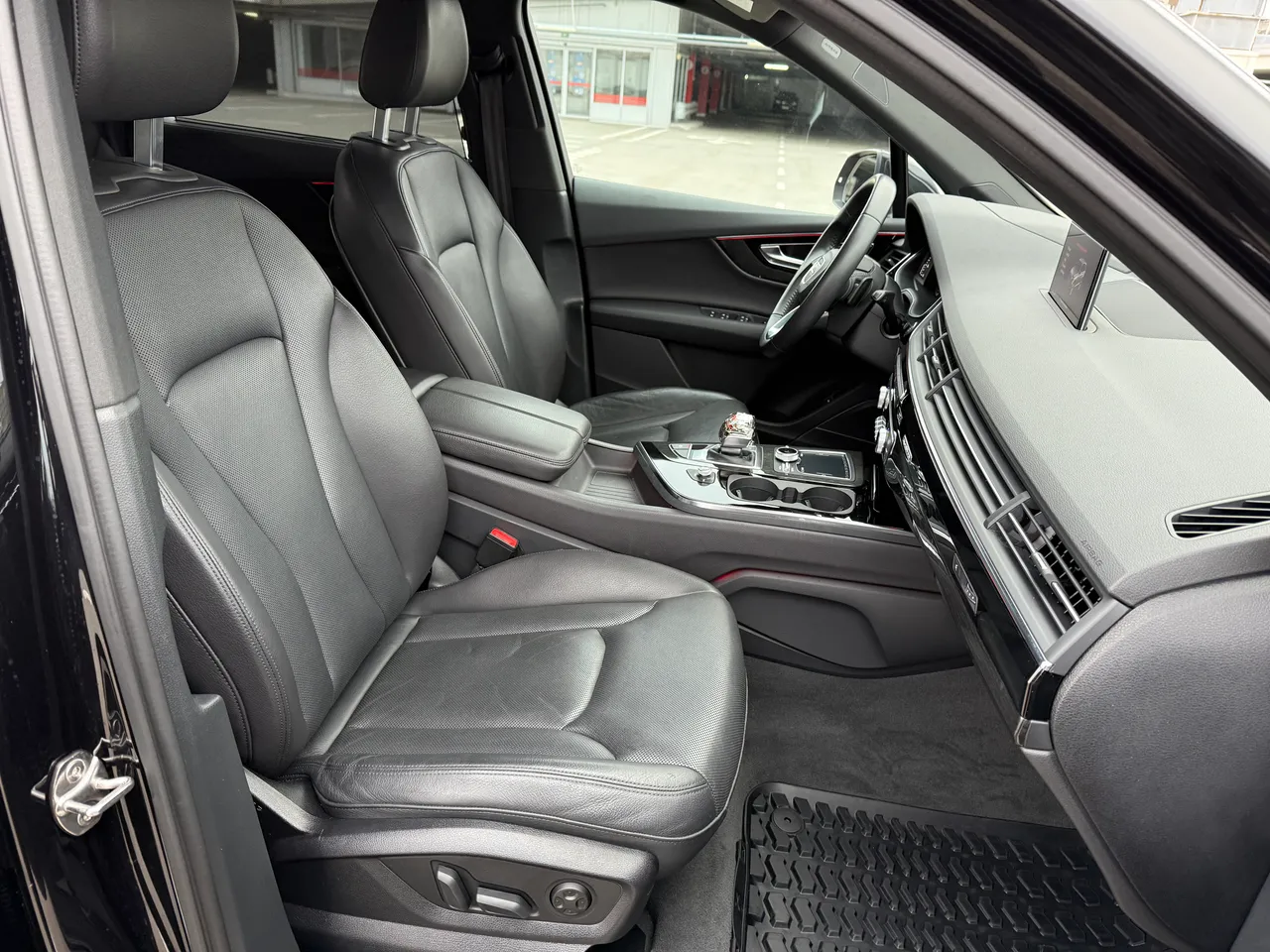 Audi Q7 - фото 9