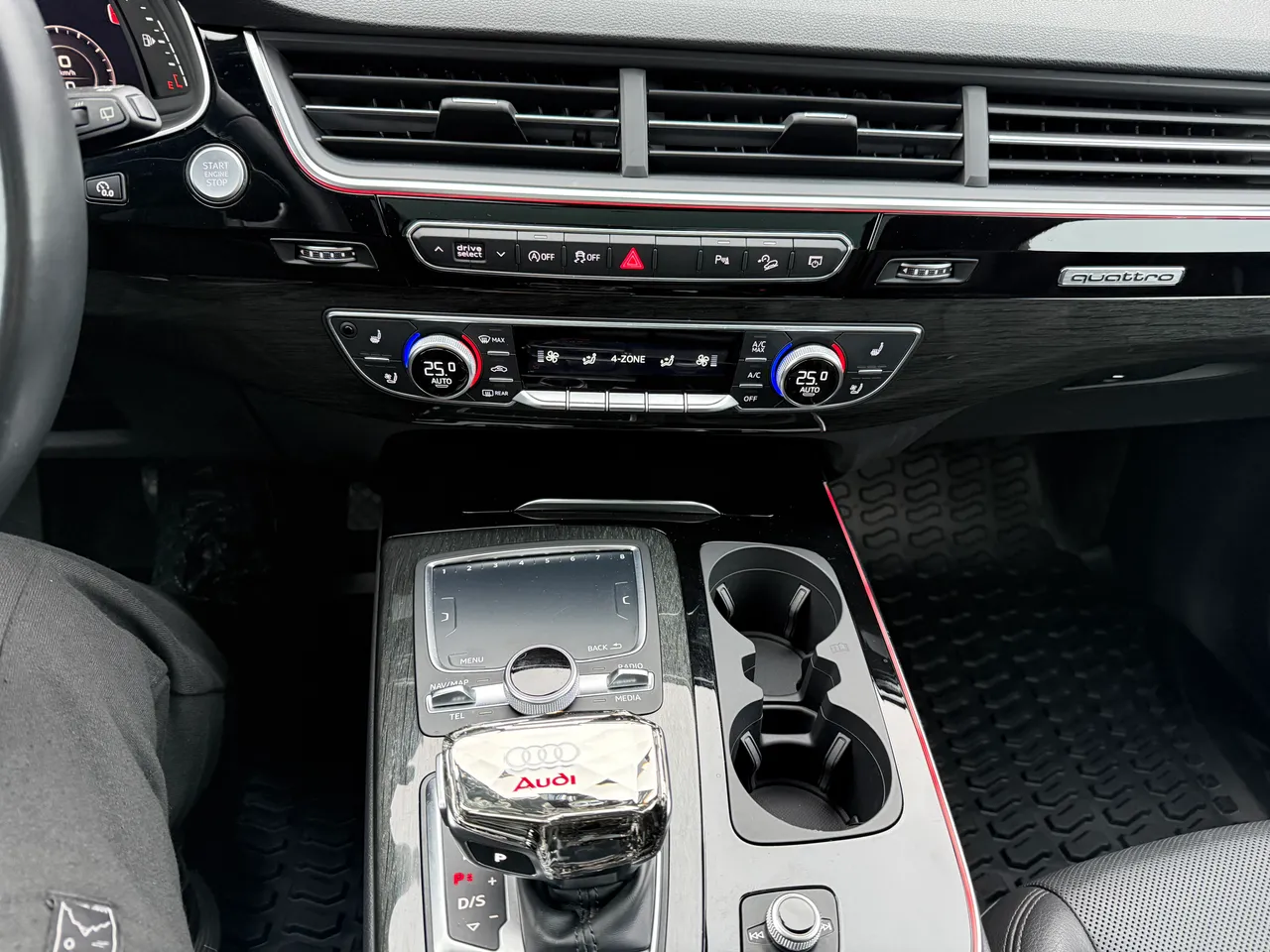 Audi Q7 - фото 18