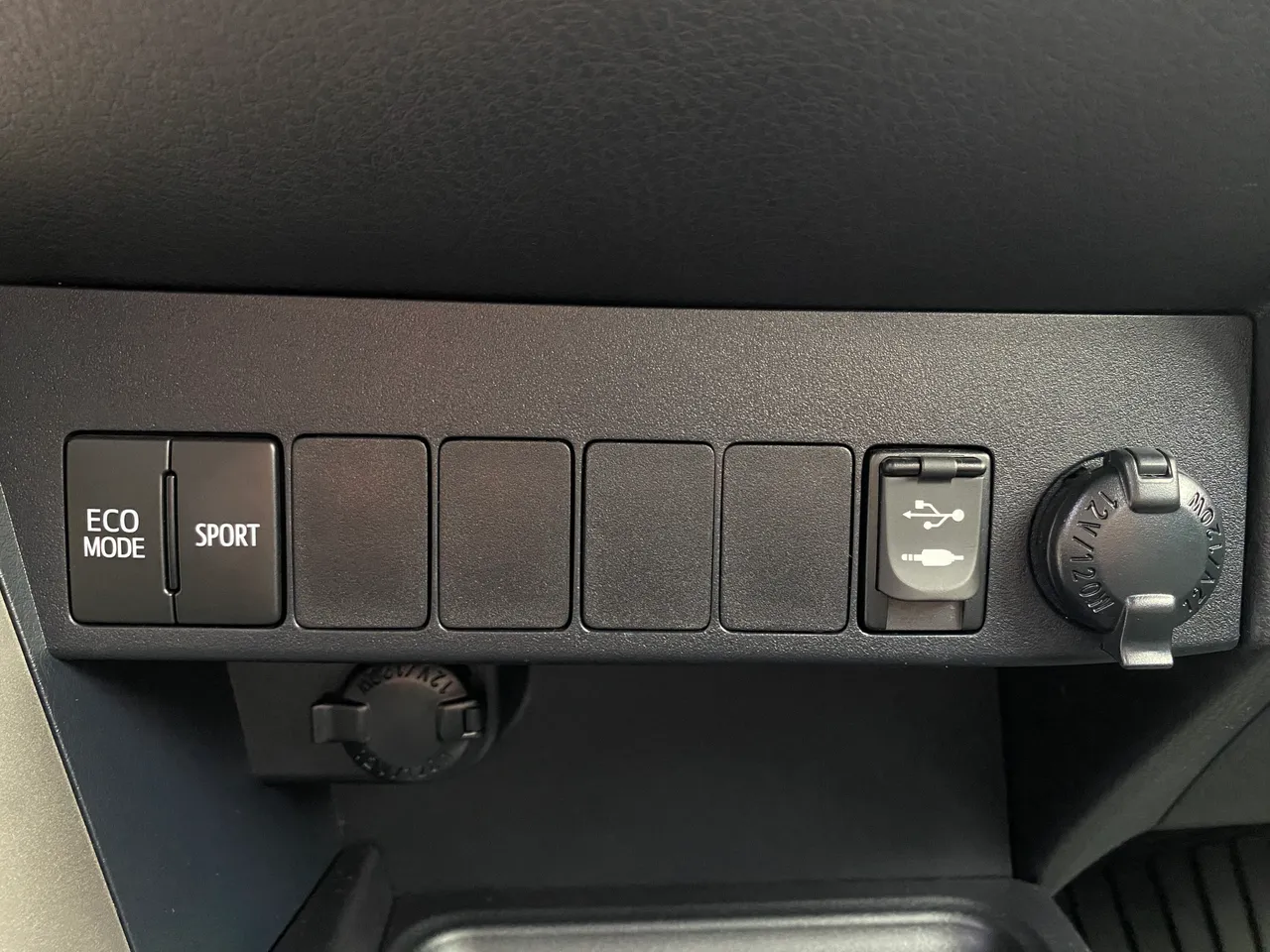 Toyota RAV4 - фото 16