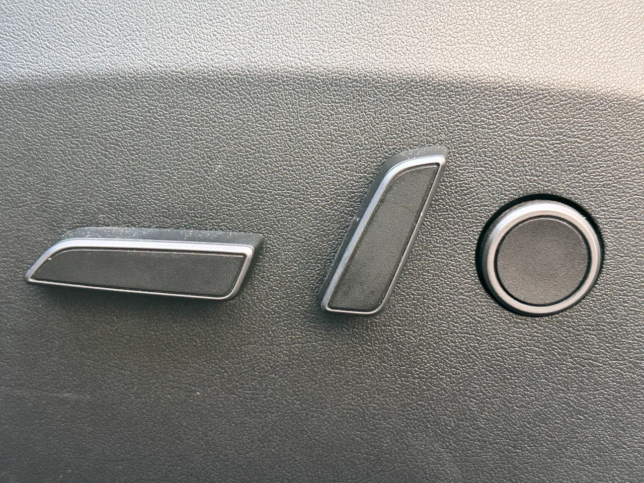 Tesla Model Y - фото 16