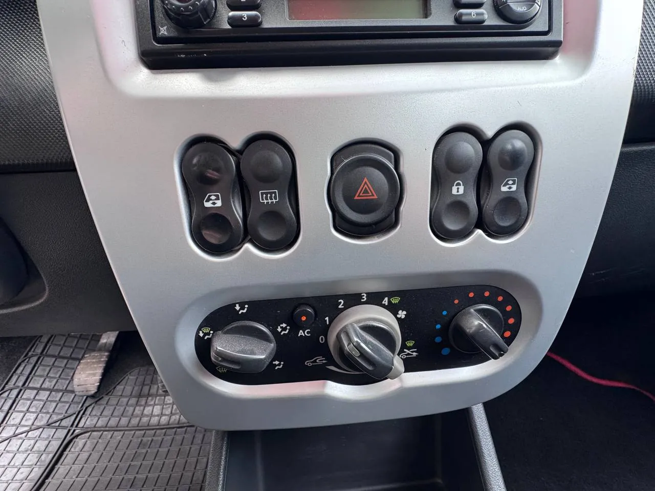 Dacia Sandero - фото 16