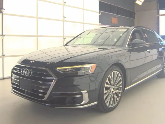 Audi A8 - фото 1