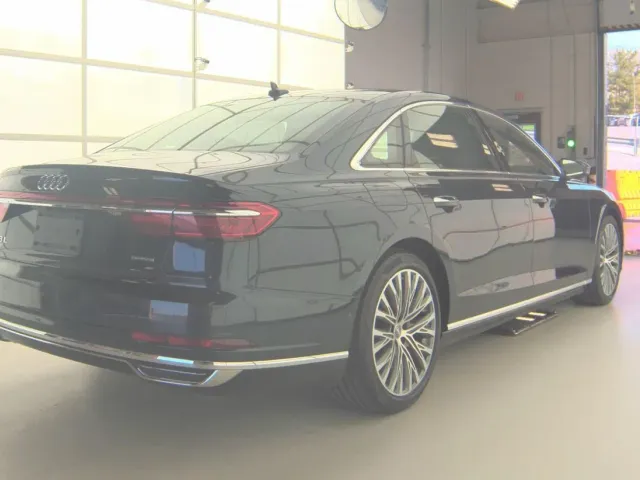 Audi A8 - фото 4