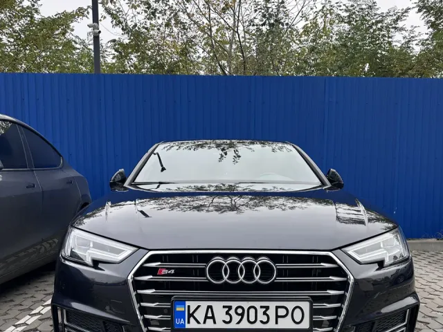 Audi A4 - фото 1