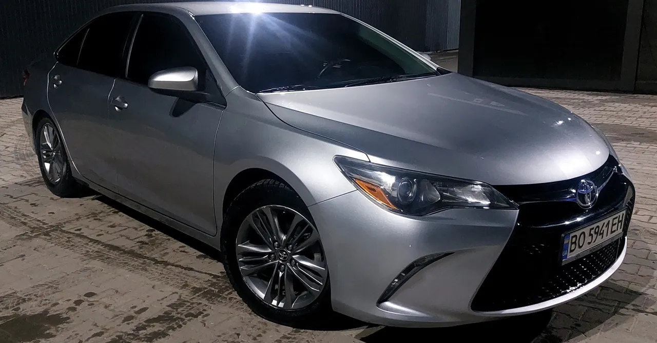 Toyota Camry - фото 2