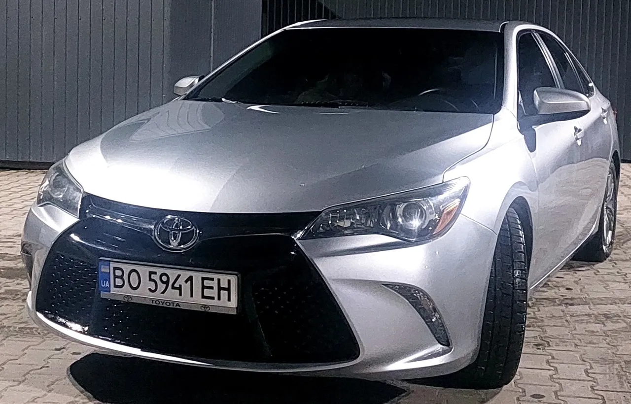 Toyota Camry - фото 1
